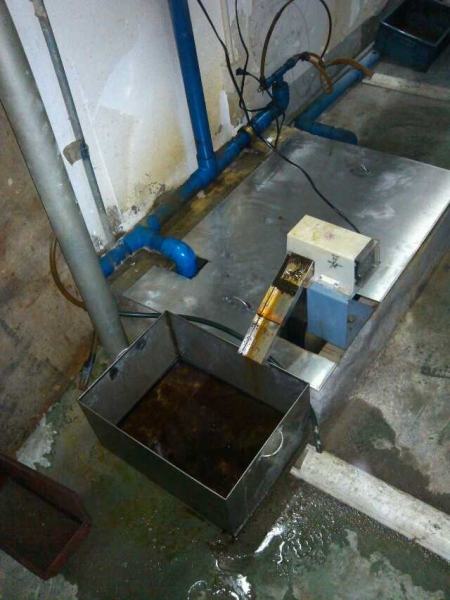 撇油机